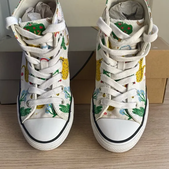 Converse Chuck Taylor Kids Sneakers - SZ 2 Y