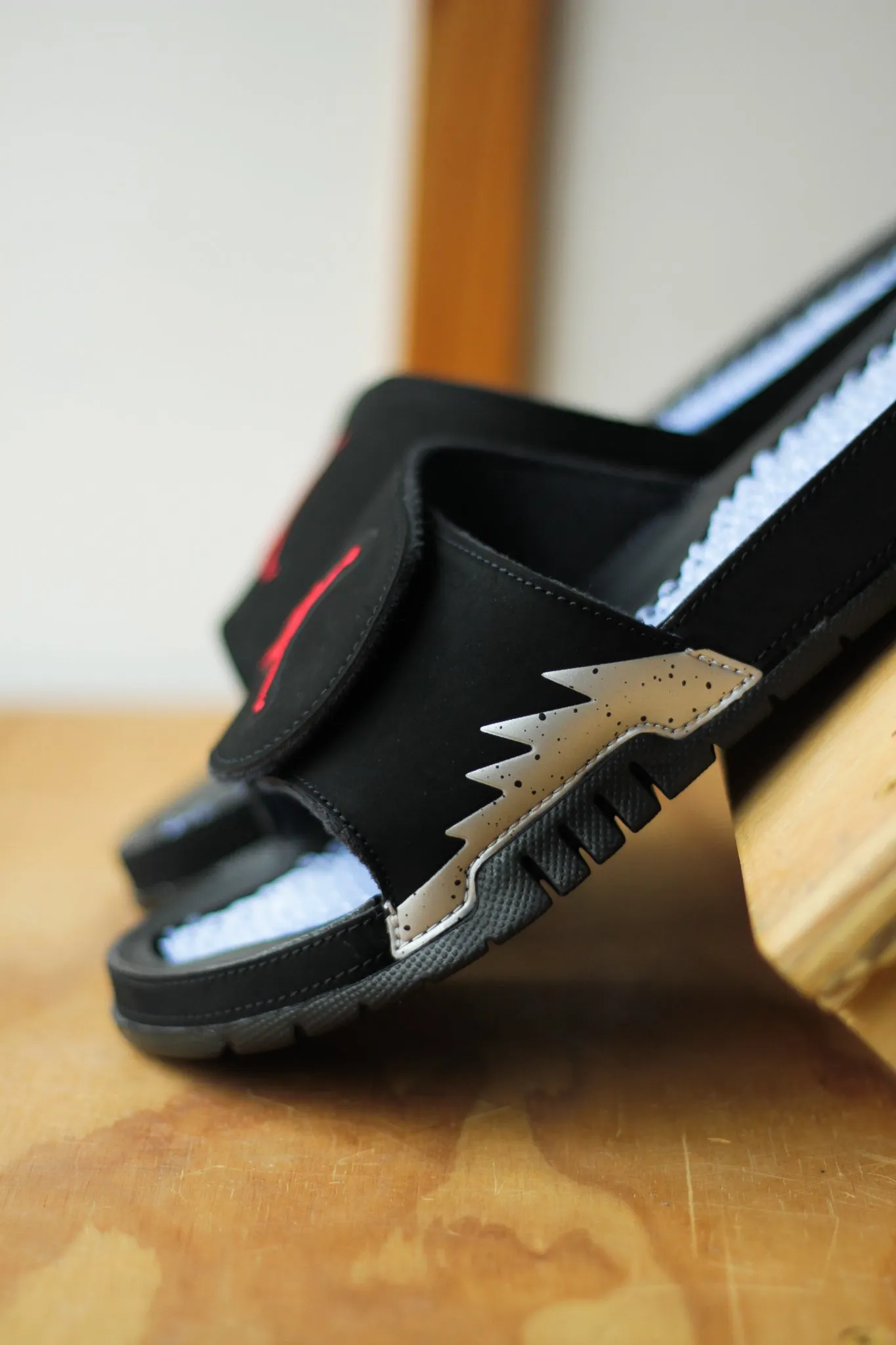 HYDRO 5 RETRO SLIDE "BLACK/FIRE RED"