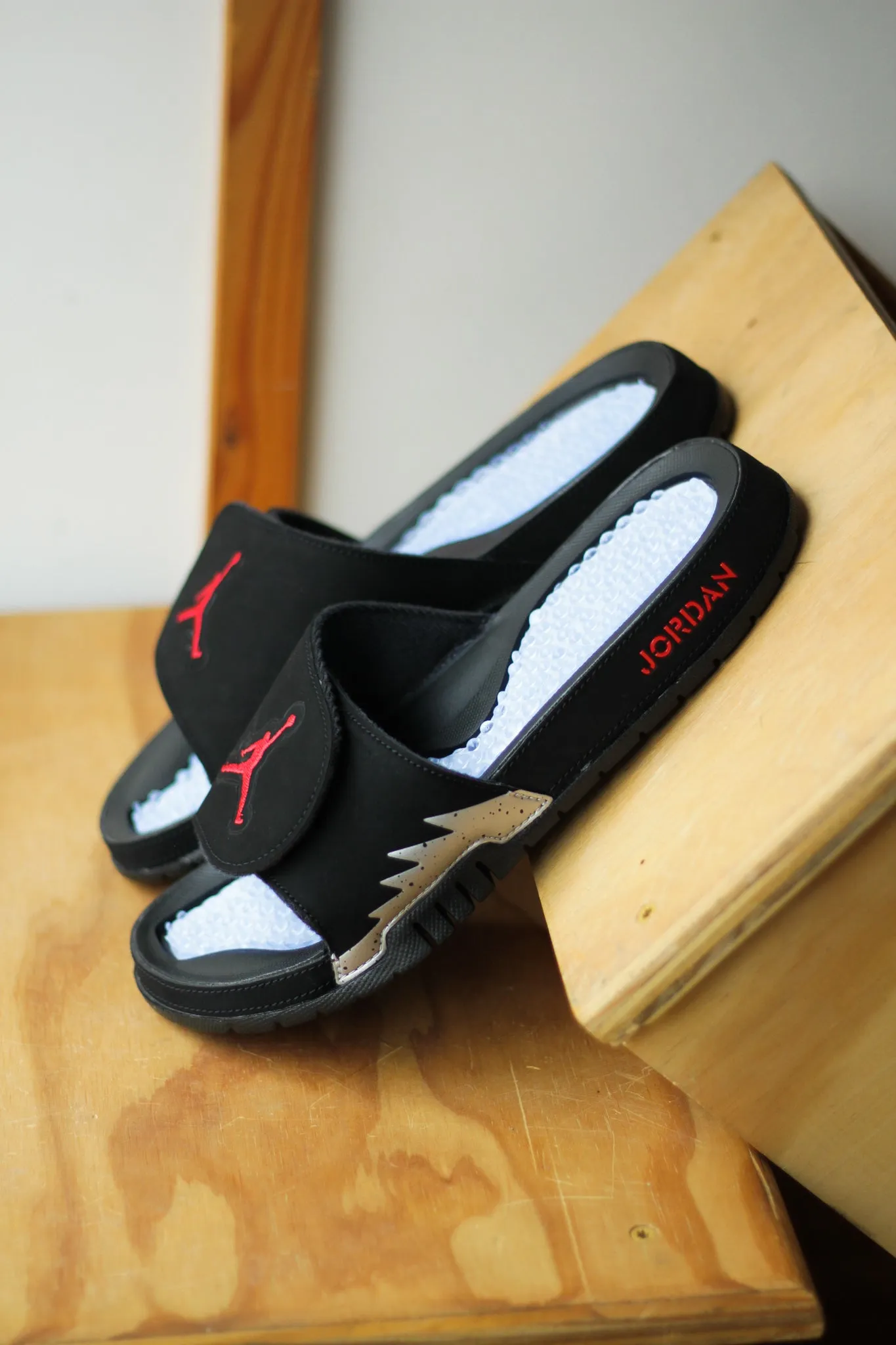 HYDRO 5 RETRO SLIDE "BLACK/FIRE RED"