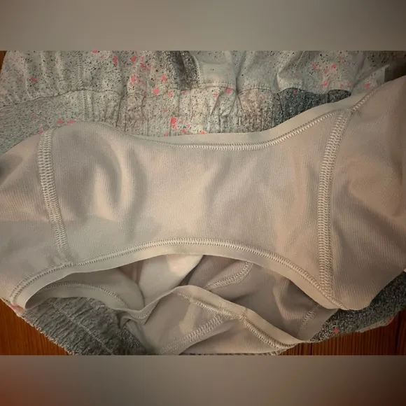 Lululemon Hotty Hot Low-Rise Short 2.5&quot; *Reflective Sz 8