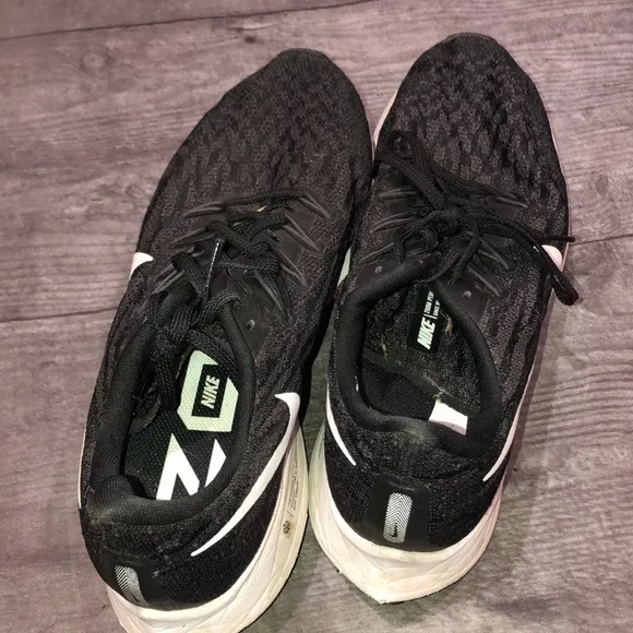 Nike zoom black and white sneakers