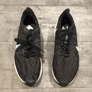 Nike zoom black and white sneakers