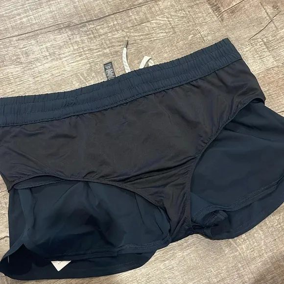 NWT!! Vuori - Vuori Clementine Shorts 2.5” - Navy Blue - Size XL
