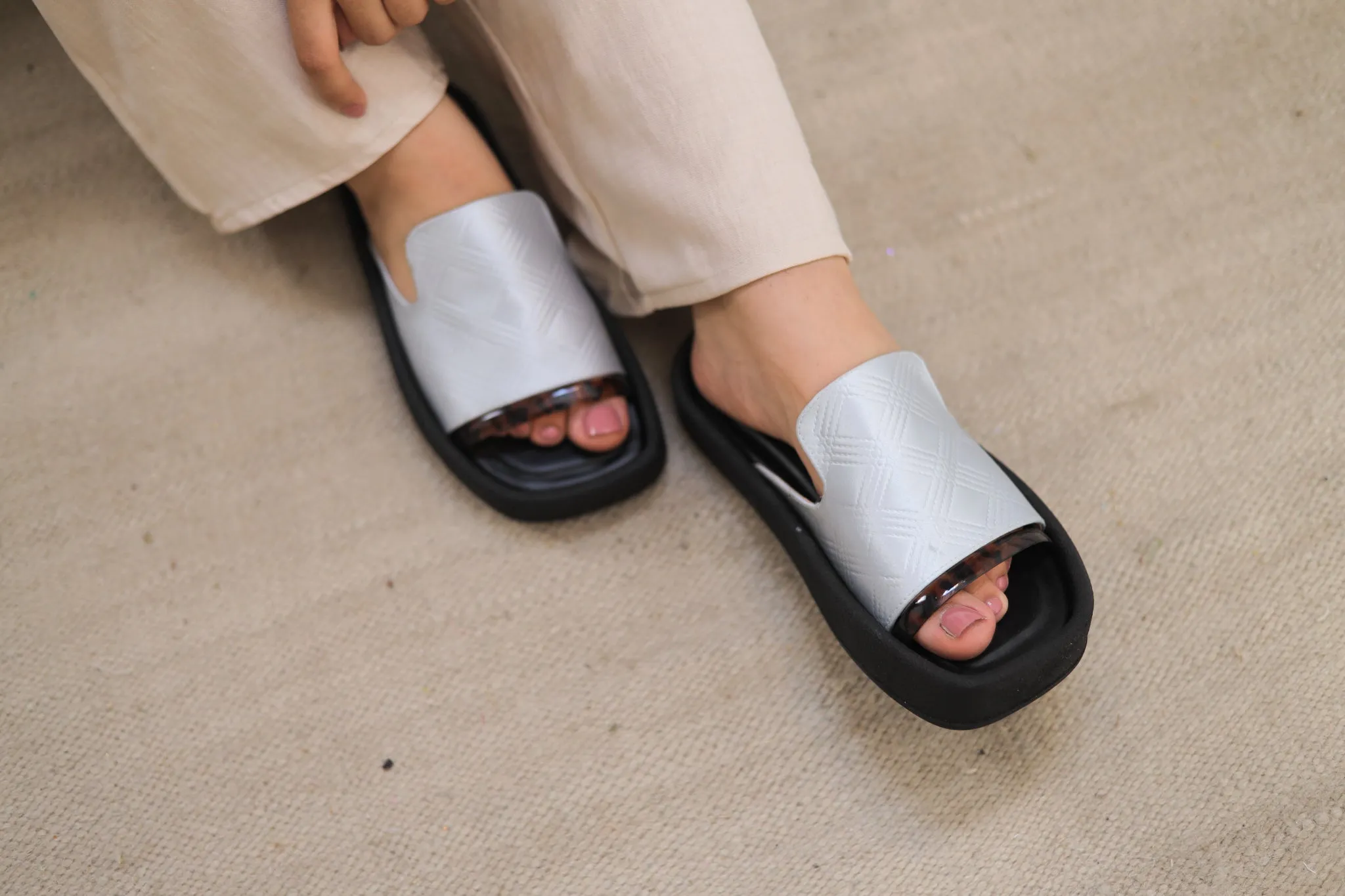Tortoise Shell Slides - Silver
