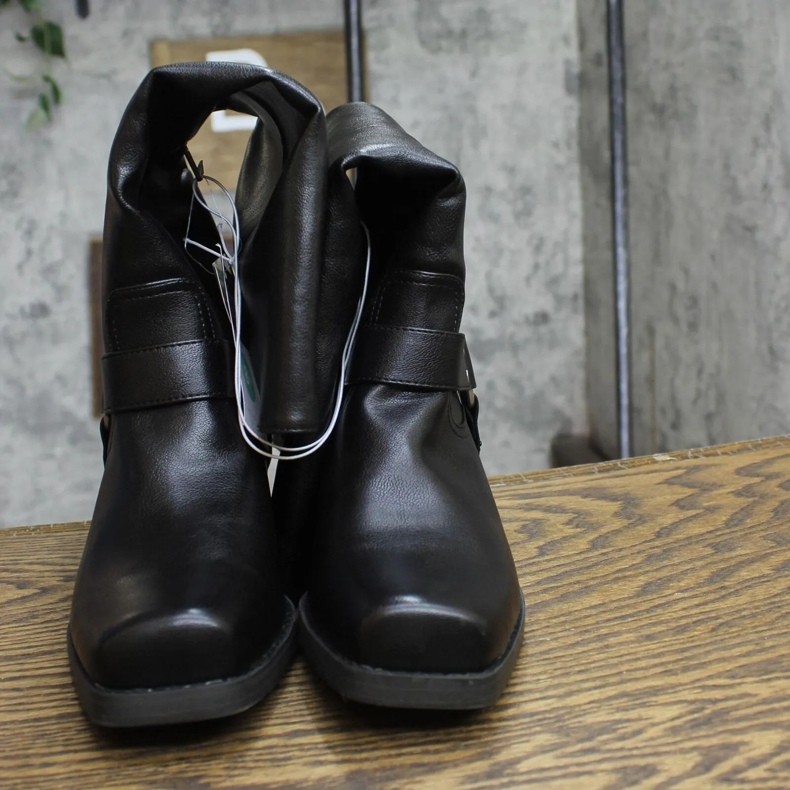 Universal Thread Womens Oakley Harness Boots with Memory Foam Insole Black 8.5M